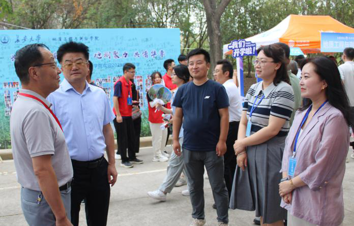 新起点，新梦想——黄色网站
2025级本科新生报到暨家校共建活动全面展开